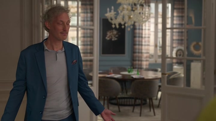 Emily_in_Paris_S02E03_WEBRip_x264-ION10_0541.jpg