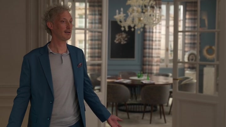 Emily_in_Paris_S02E03_WEBRip_x264-ION10_0543.jpg