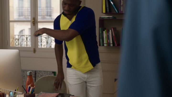 Emily_in_Paris_S02E03_WEBRip_x264-ION10_0544.jpg