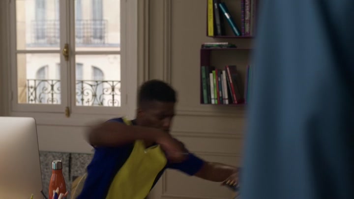 Emily_in_Paris_S02E03_WEBRip_x264-ION10_0545.jpg
