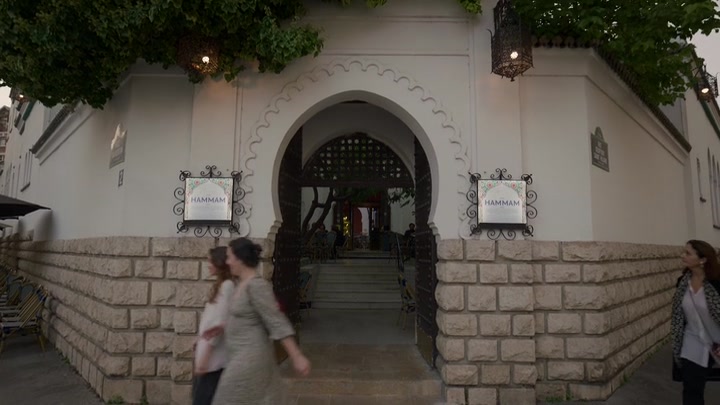 Emily_in_Paris_S02E03_WEBRip_x264-ION10_0554.jpg