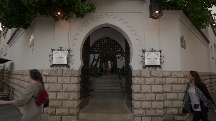 Emily_in_Paris_S02E03_WEBRip_x264-ION10_0555.jpg