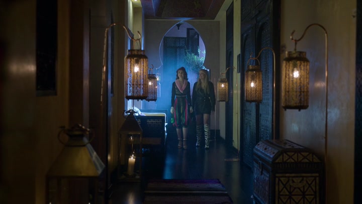Emily_in_Paris_S02E03_WEBRip_x264-ION10_0562.jpg