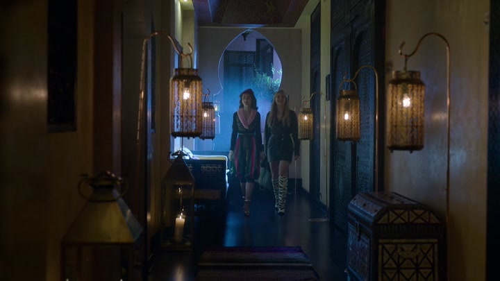 Emily_in_Paris_S02E03_WEBRip_x264-ION10_0565.jpg