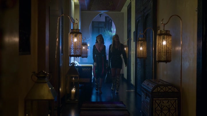 Emily_in_Paris_S02E03_WEBRip_x264-ION10_0568.jpg
