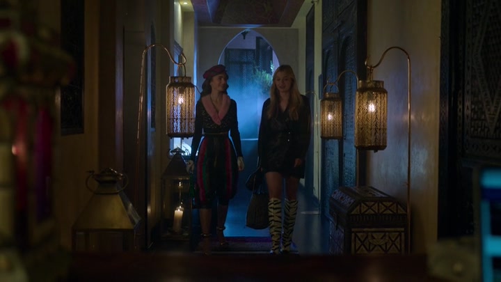 Emily_in_Paris_S02E03_WEBRip_x264-ION10_0574.jpg