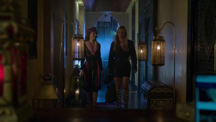 Emily_in_Paris_S02E03_WEBRip_x264-ION10_0575.jpg