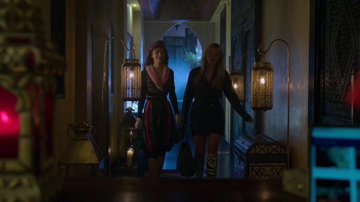 Emily_in_Paris_S02E03_WEBRip_x264-ION10_0576.jpg