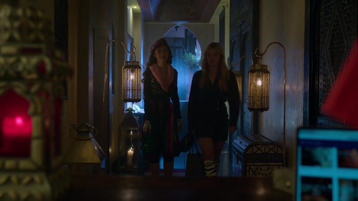 Emily_in_Paris_S02E03_WEBRip_x264-ION10_0577.jpg