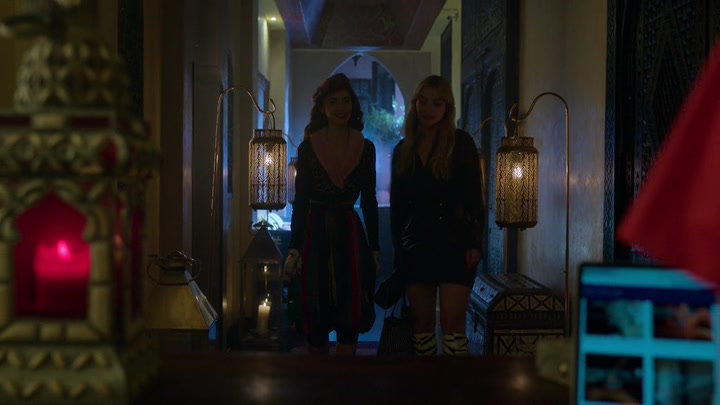Emily_in_Paris_S02E03_WEBRip_x264-ION10_0578.jpg