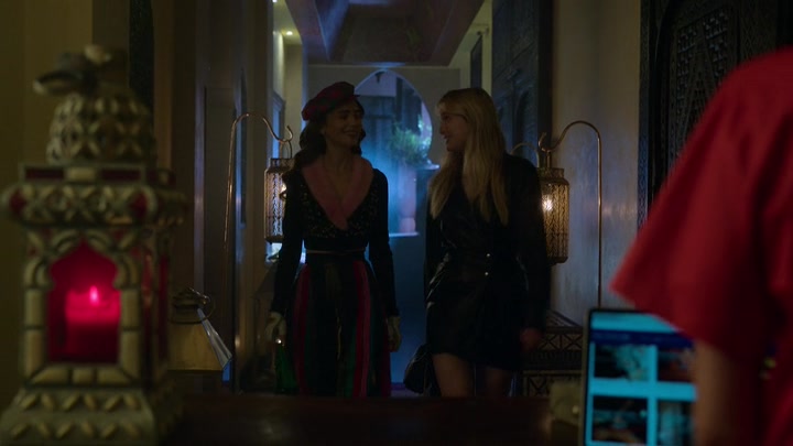 Emily_in_Paris_S02E03_WEBRip_x264-ION10_0580.jpg