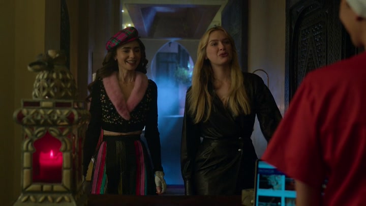 Emily_in_Paris_S02E03_WEBRip_x264-ION10_0583.jpg
