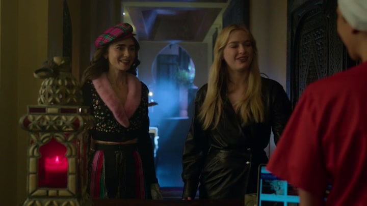 Emily_in_Paris_S02E03_WEBRip_x264-ION10_0584.jpg