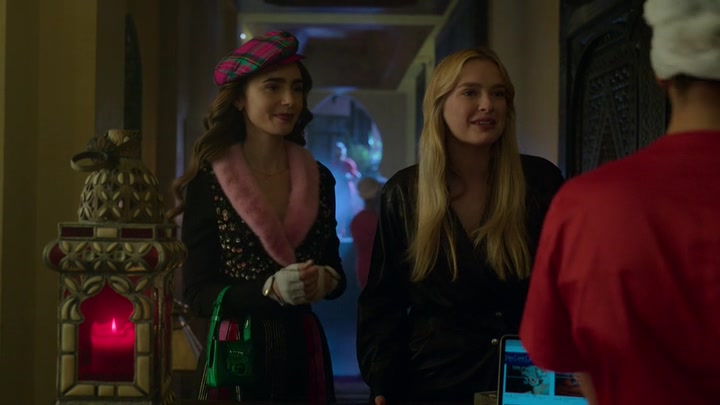 Emily_in_Paris_S02E03_WEBRip_x264-ION10_0588.jpg