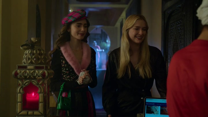 Emily_in_Paris_S02E03_WEBRip_x264-ION10_0589.jpg