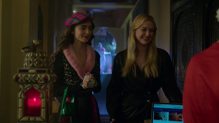 Emily_in_Paris_S02E03_WEBRip_x264-ION10_0590.jpg