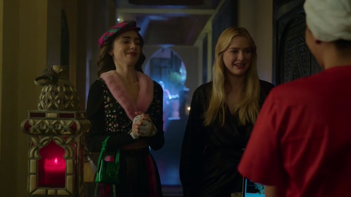 Emily_in_Paris_S02E03_WEBRip_x264-ION10_0592.jpg