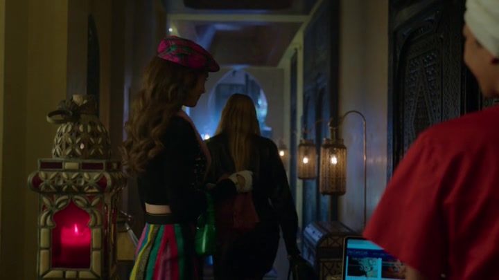 Emily_in_Paris_S02E03_WEBRip_x264-ION10_0605.jpg