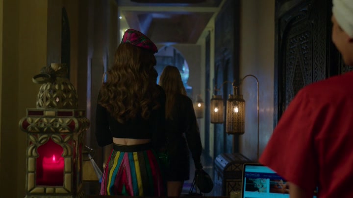 Emily_in_Paris_S02E03_WEBRip_x264-ION10_0606.jpg