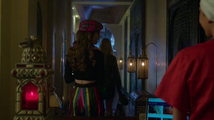 Emily_in_Paris_S02E03_WEBRip_x264-ION10_0607.jpg