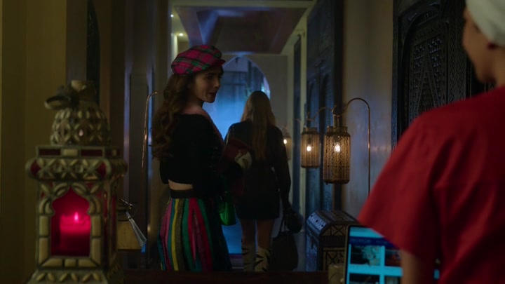 Emily_in_Paris_S02E03_WEBRip_x264-ION10_0608.jpg