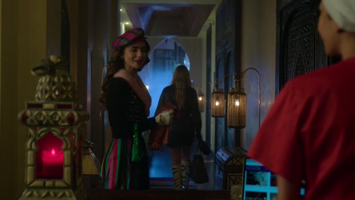 Emily_in_Paris_S02E03_WEBRip_x264-ION10_0609.jpg