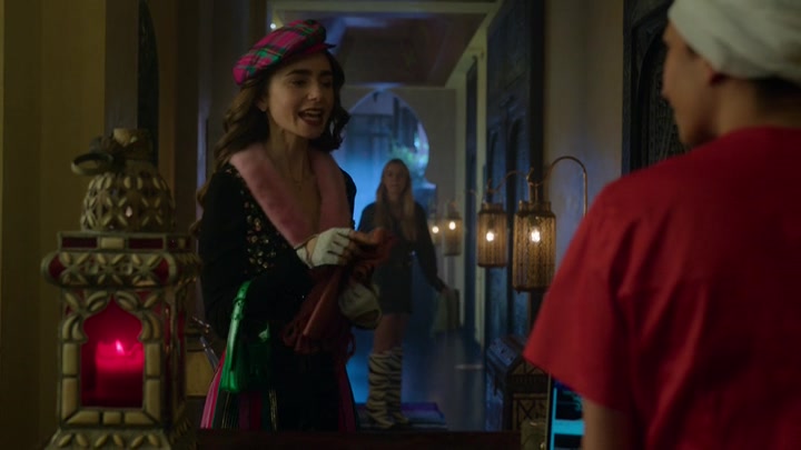 Emily_in_Paris_S02E03_WEBRip_x264-ION10_0612.jpg