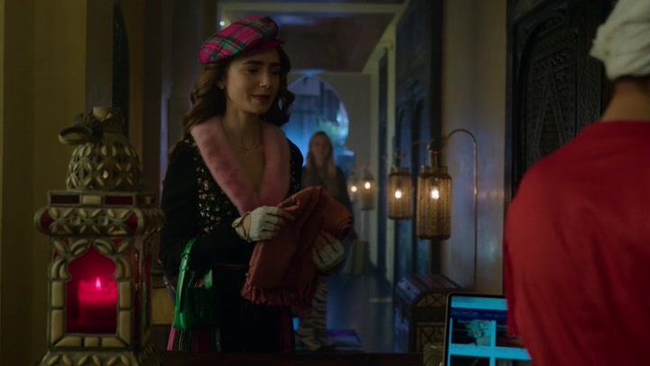 Emily_in_Paris_S02E03_WEBRip_x264-ION10_0615.jpg
