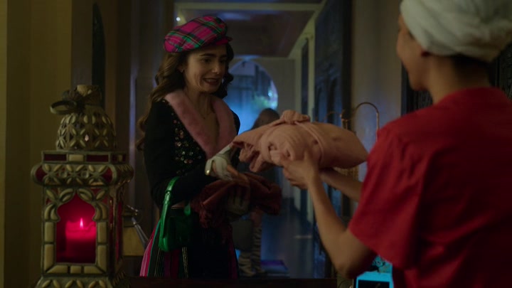 Emily_in_Paris_S02E03_WEBRip_x264-ION10_0619.jpg