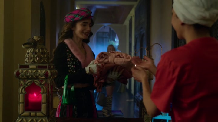 Emily_in_Paris_S02E03_WEBRip_x264-ION10_0621.jpg