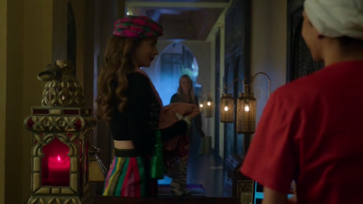 Emily_in_Paris_S02E03_WEBRip_x264-ION10_0622.jpg