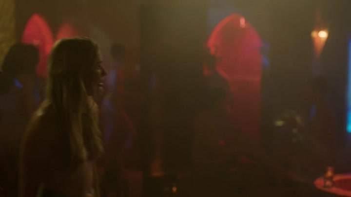 Emily_in_Paris_S02E03_WEBRip_x264-ION10_0631.jpg