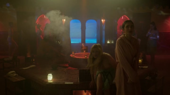 Emily_in_Paris_S02E03_WEBRip_x264-ION10_0641.jpg