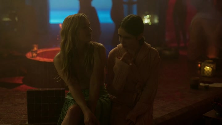 Emily_in_Paris_S02E03_WEBRip_x264-ION10_0651.jpg