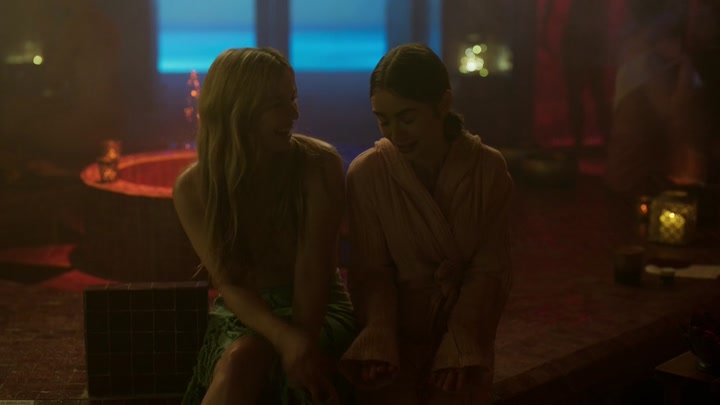 Emily_in_Paris_S02E03_WEBRip_x264-ION10_0659.jpg
