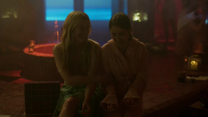 Emily_in_Paris_S02E03_WEBRip_x264-ION10_0660.jpg