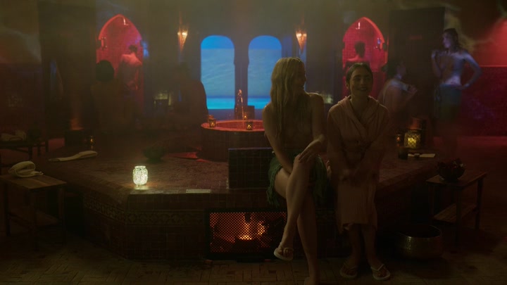 Emily_in_Paris_S02E03_WEBRip_x264-ION10_0670.jpg