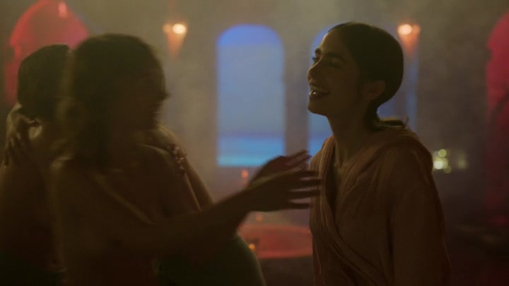 Emily_in_Paris_S02E03_WEBRip_x264-ION10_0689.jpg