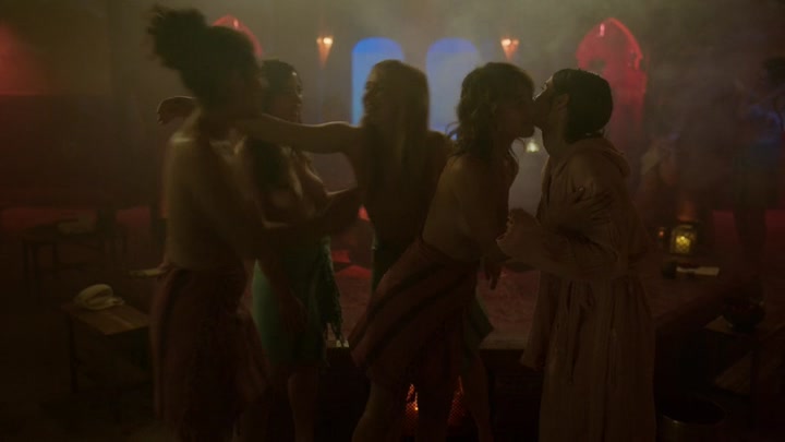 Emily_in_Paris_S02E03_WEBRip_x264-ION10_0692.jpg