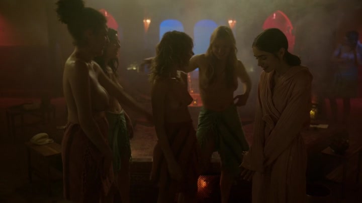 Emily_in_Paris_S02E03_WEBRip_x264-ION10_0697.jpg