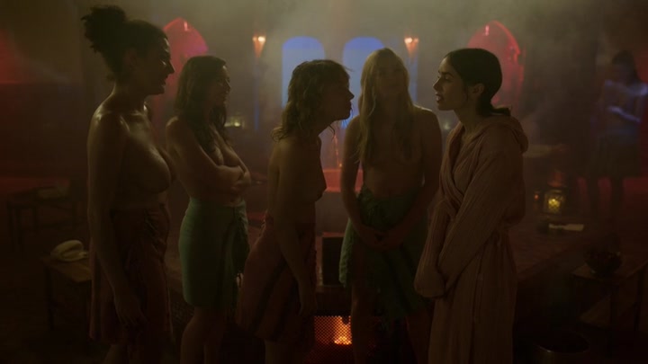 Emily_in_Paris_S02E03_WEBRip_x264-ION10_0708.jpg