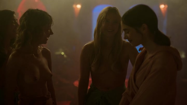 Emily_in_Paris_S02E03_WEBRip_x264-ION10_0724.jpg
