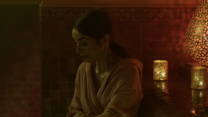 Emily_in_Paris_S02E03_WEBRip_x264-ION10_0749.jpg