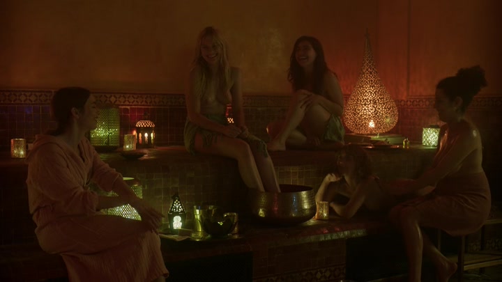 Emily_in_Paris_S02E03_WEBRip_x264-ION10_0752.jpg