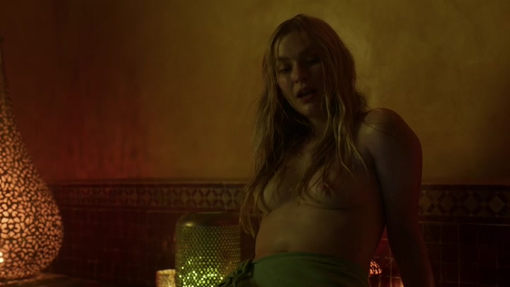 Emily_in_Paris_S02E03_WEBRip_x264-ION10_0776.jpg