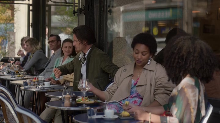 Emily_in_Paris_S02E03_WEBRip_x264-ION10_0968.jpg