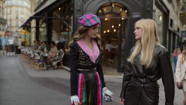 Emily_in_Paris_S02E03_WEBRip_x264-ION10_0987.jpg