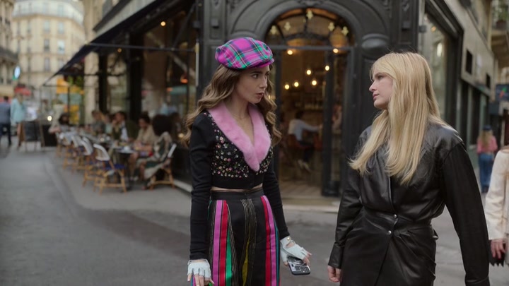 Emily_in_Paris_S02E03_WEBRip_x264-ION10_0988.jpg