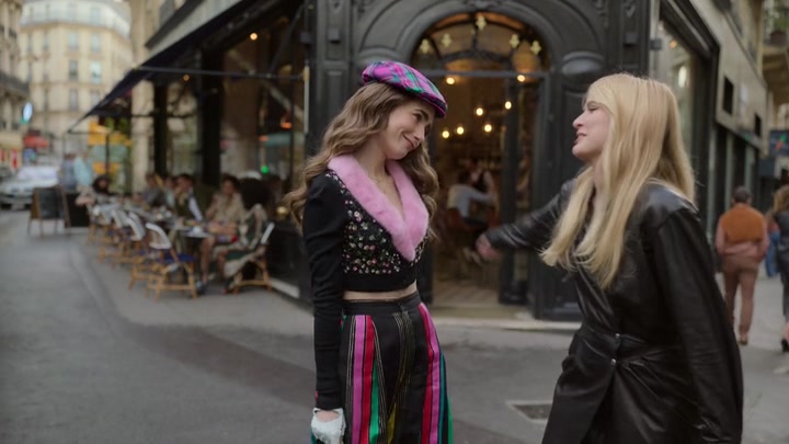 Emily_in_Paris_S02E03_WEBRip_x264-ION10_0996.jpg