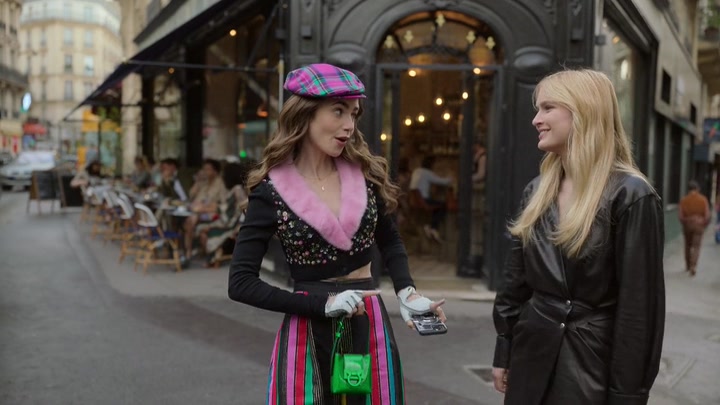 Emily_in_Paris_S02E03_WEBRip_x264-ION10_1002.jpg